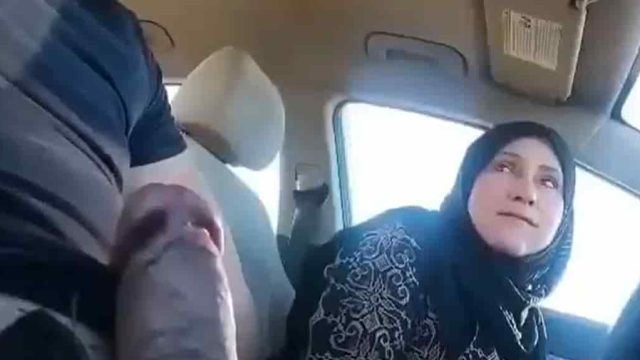 سكس محجبة عربي تمص زب صاحبها في السيارة وتخاف من الشارع – سكس عراقي