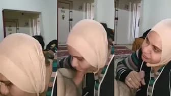 مصري بيصور مراته المحجبة وهي تمص زبره – سكس مصري بلدي